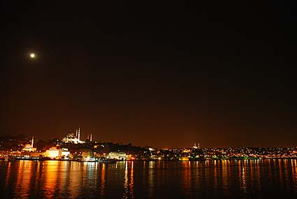 آلودگی نوری ایجاد شده در دریاچه ای در شهر استانبول