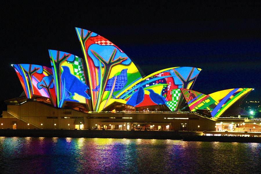 نمای بیرونی نورپردازی خانه اپرای سیدنی در فستیوال vivid