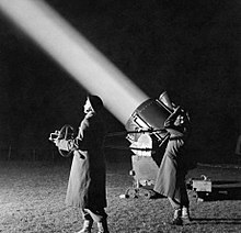 خدمه افسران ATS در حال استفاده از پرژکتور آسمانی 90 سانتی متری (سال 1944)