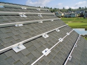 پنل های خورشیدی نصب شده بر روی سقف خانه