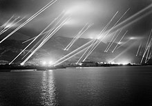 پروژکتور های آسمانی برای ردیابی هواپیما های جنگی در شب روشن شده اند (سال 1942)