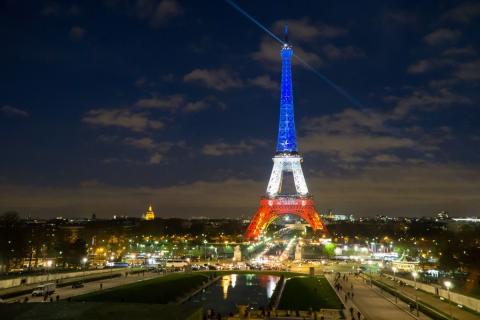 نورپردازی برج ایفل به شکل پرچم کشور فرانسه