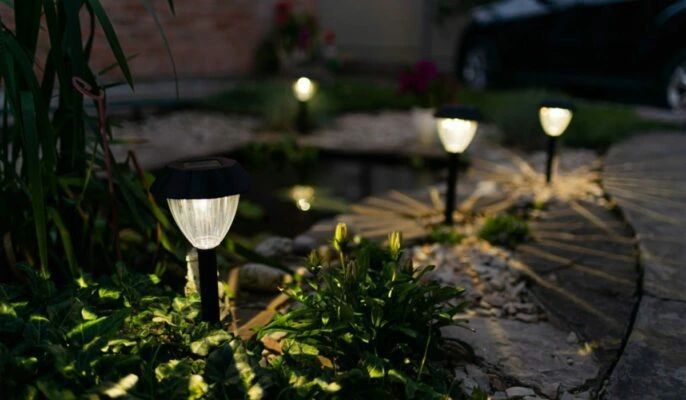 پایه چراغ چمنی